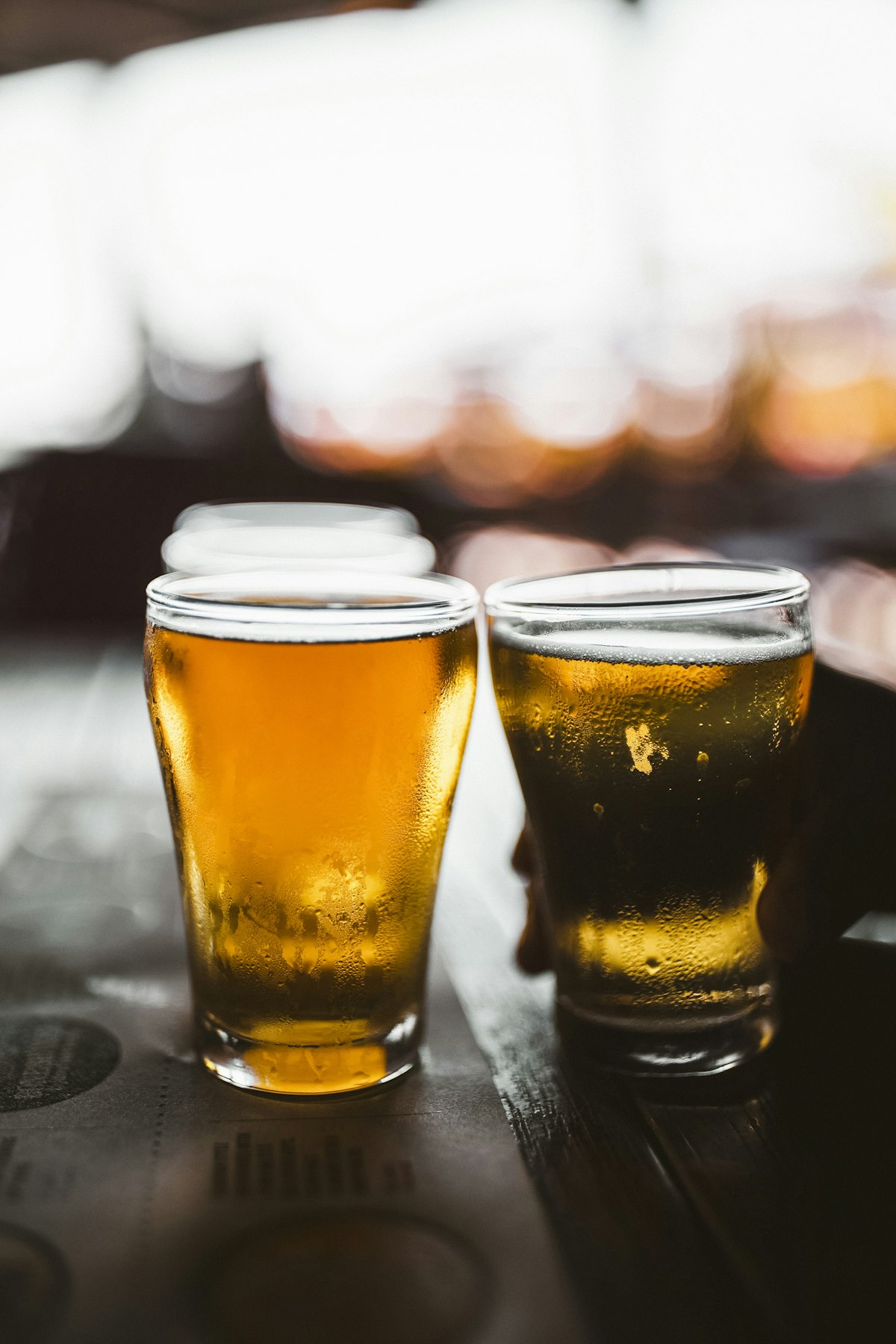 Deux verres de bière posés sur une table