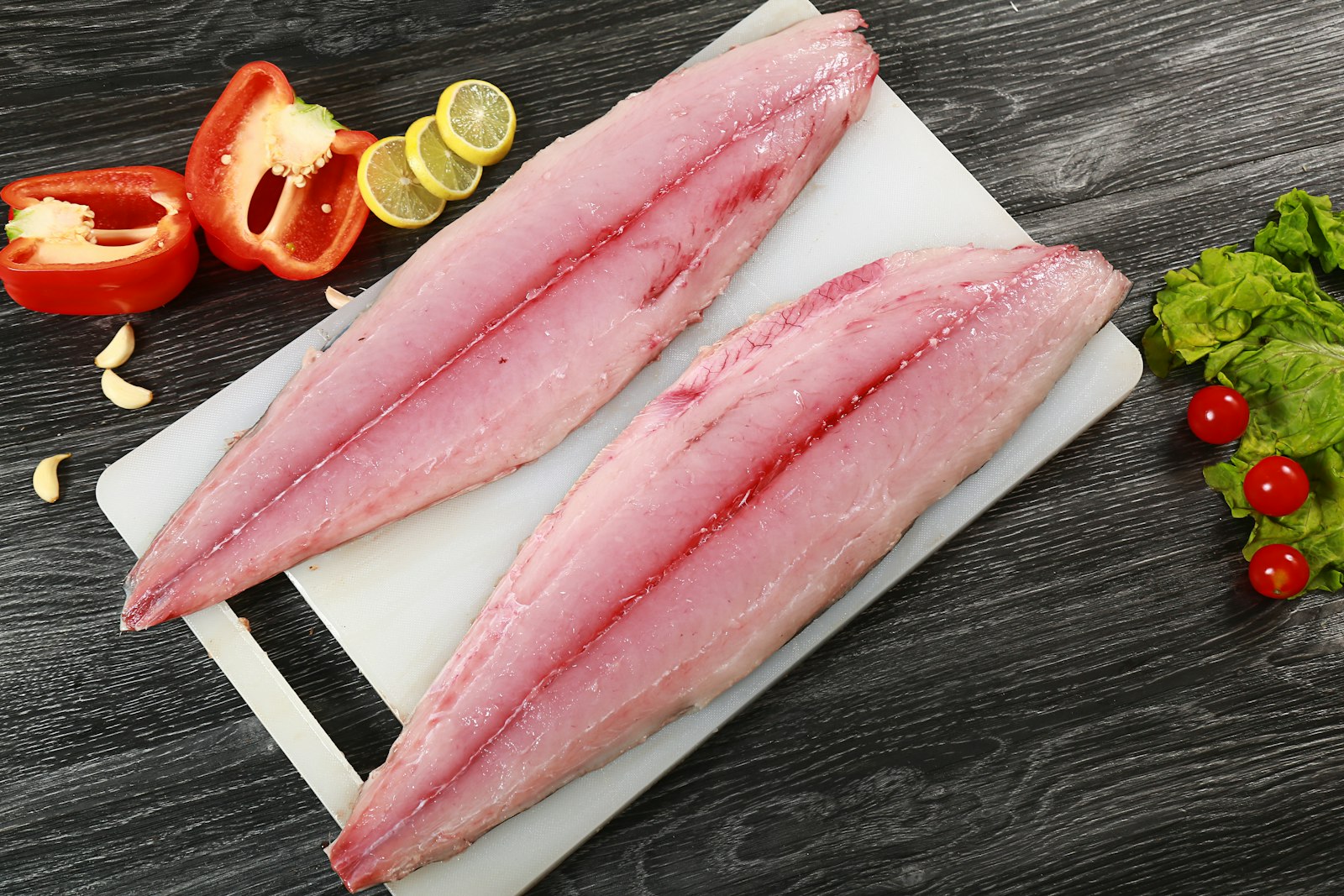 Filets de poisson blanc crus posés sur un plan de travail