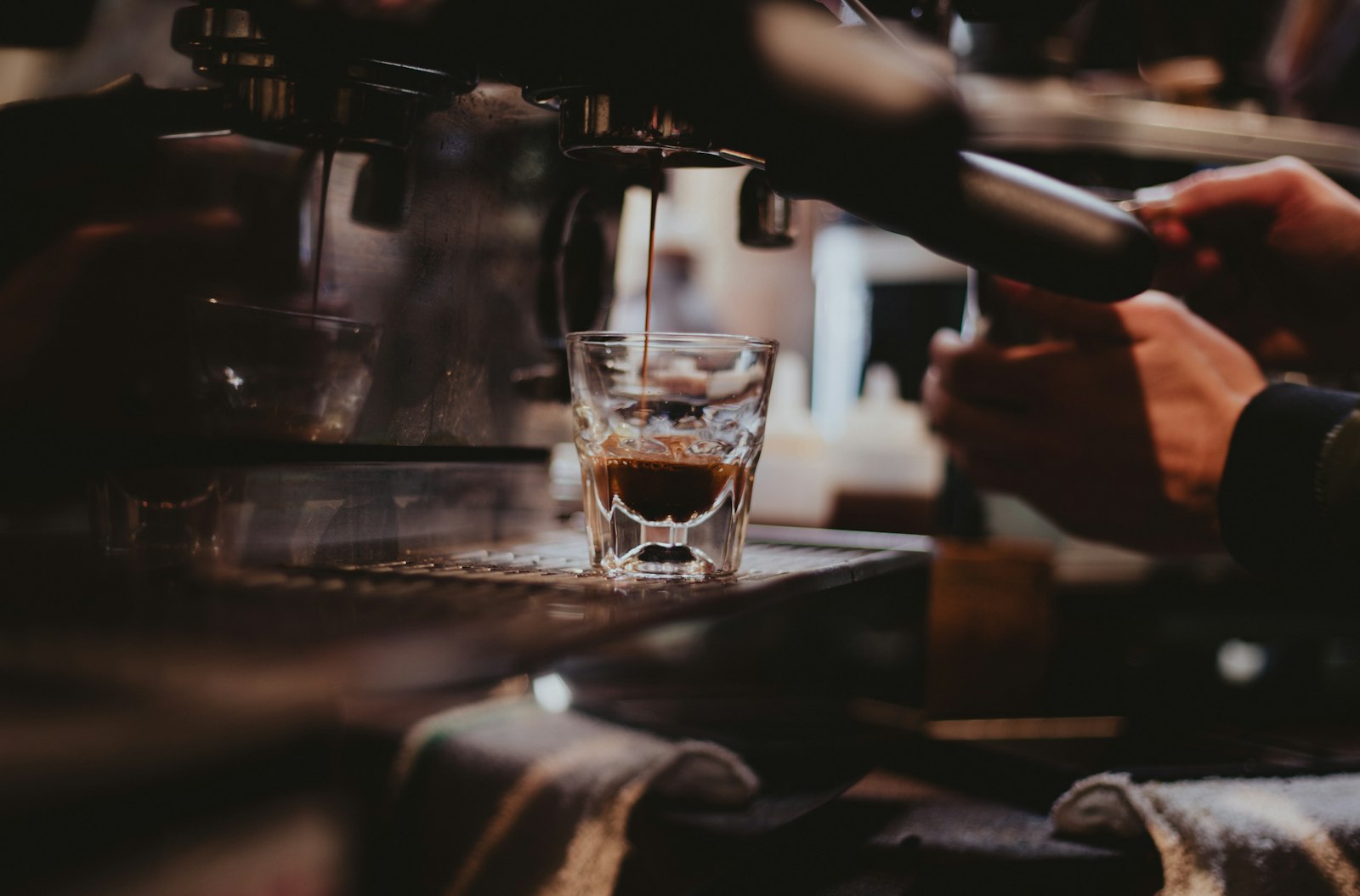 Un expresso qui coule d'une machine dans un petit verre, en gros plan